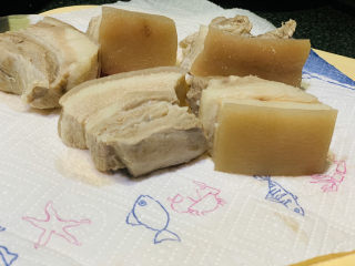 8、四川烧白,捞出的三层肉，用厨房纸吸干水；