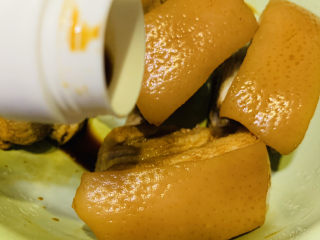 9、四川烧白,放碗里，加酱油，给猪皮上色；