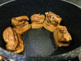 11、四川烧白,锅里加少许油，把上色好的猪皮放锅里煎；