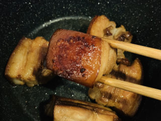 12、四川烧白,煎猪皮的时候，会溅油而且很会响，调中小火，慢煎，盖上锅盖煎一会，挪动一下肉，就好些，煎到肉片焦黄就夹出锅；