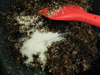 15、四川烧白,倒入芽菜，加2勺白糖，炒香；