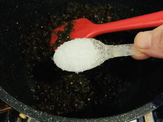 16、四川烧白,加少许味精调味，炒完的芽菜会更香，如果不炒直接用也可以的，因为芽菜就有味道；