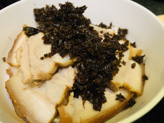 17、四川烧白,把肉切薄片，叠着摆放在碗里，要要选比较深的大碗，蒸出来形状好看，撒上芽菜；