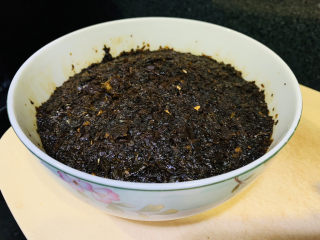 18、四川烧白,用芽菜把肉全部盖住，压紧；