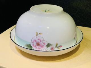 22、四川烧白,四川烧白就可以出锅，然后拿一个盘子，碗倒扣，就成型了；