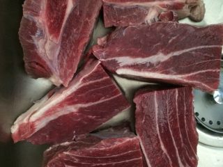 1、酱牛肉,如图将牛腱融化，切成块状；