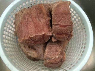3、酱牛肉,如图把焯好水的牛腱用自来水反复冲洗干净；
