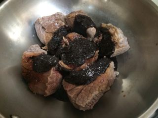 4、酱牛肉,如图将牛腱平铺放入炒锅，倒入生抽、老抽、豆瓣酱、白糖；