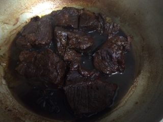 7、酱牛肉,如图小火焖煮2个小时左右，用筷子戳戳看，已经非常酥烂了，如果汤汁还很大，就用大火收汁，汤汁不要收得很干。