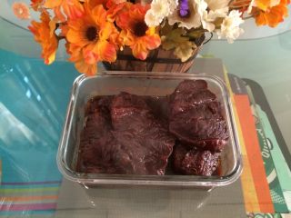 8、酱牛肉,如图装入干净的容器里冷却；