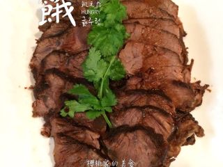 9、酱牛肉,如图切片装盘，淋上汤汁、用香菜装饰就可以上桌了。