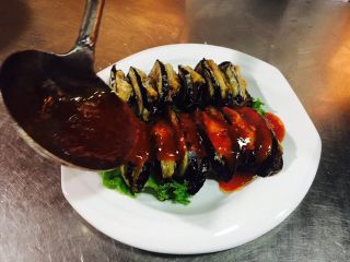 13、鲜虾茄盒,把茄子浇到茄盒上就可以啦。