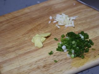 2、酱爆鱿鱼圈,姜切片,葱蒜切末