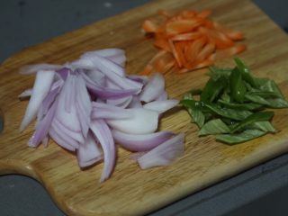 3、酱爆鱿鱼圈,洋葱、胡萝卜、青椒切小块