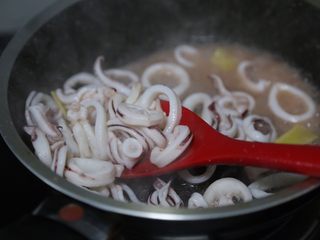 6、酱爆鱿鱼圈,大火快速划炒至变色捞出