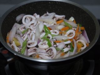 9、酱爆鱿鱼圈,炒至断生加入鱿鱼