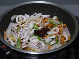 10、酱爆鱿鱼圈,调入豆瓣酱、酱油、蚝油、料酒