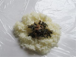 3、猫鱼便当,米饭摊在保鲜膜上，中心放上自己喜爱吃的菜做馅料即可，榨菜、肉松都可以