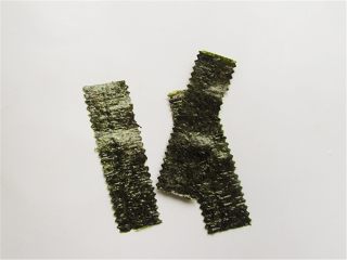 5、猫鱼便当,海苔剪成条，用牙剪剪出花边，