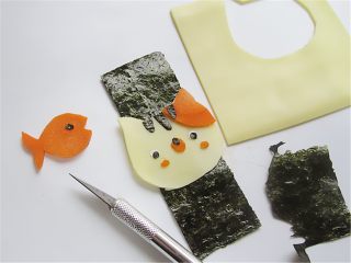 7、猫鱼便当,用芝士片和胡萝卜片分别剪出一个猫头和小鱼