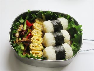 10、猫鱼便当,放上米饭团码放整齐