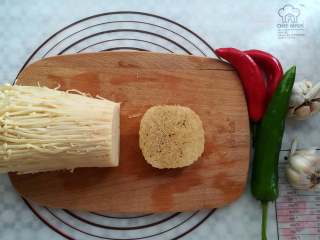 2、蒜香金针菇（烤箱版）,金针菇切掉根部