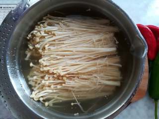 3、蒜香金针菇（烤箱版）,金针菇洗干净撕碎