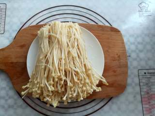 4、蒜香金针菇（烤箱版）,金针菇挤掉水份