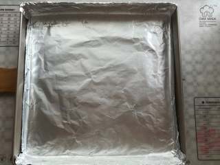 6、蒜香金针菇（烤箱版）,用锡纸包住烤盘的底部，锡纸尽量的大一点