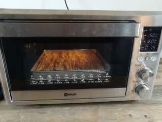 8、蒜香金针菇（烤箱版）,放入烤箱底层，上火150度，下火160度烤10分钟，烤的过程中可以去准备酱料