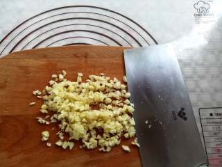 10、蒜香金针菇（烤箱版）,蒜米切成小颗粒