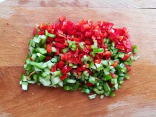 11、蒜香金针菇（烤箱版）,青椒，红椒分别切碎