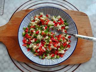 12、蒜香金针菇（烤箱版）,把蒜米，青椒，红椒混合均匀