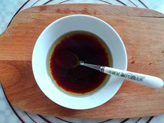 13、蒜香金针菇（烤箱版）,生抽，蚝油，玉米油放入小碗里混合均匀