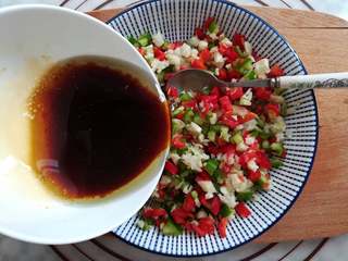 14、蒜香金针菇（烤箱版）,把调味汁倒入辣椒里