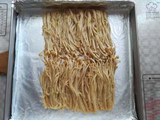 16、蒜香金针菇（烤箱版）,金针菇烤熟后取出倒掉多余的汁水