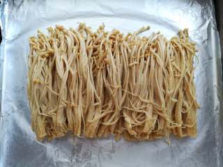 17、蒜香金针菇（烤箱版）,把金针菇重新放在烤盘的中间位置