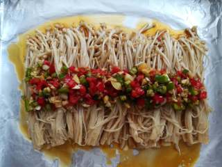 18、蒜香金针菇（烤箱版）,把腌制好的调味料撒在金针菇上面