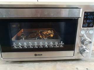 20、蒜香金针菇（烤箱版）,烤盘放入烤箱底层，上火150度，下火160度烤10分钟