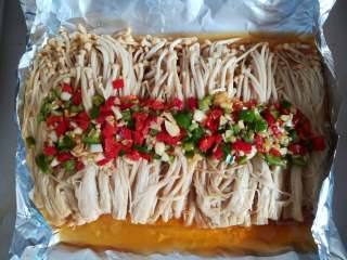 21、蒜香金针菇（烤箱版）,烤熟后取出打开锡纸散热