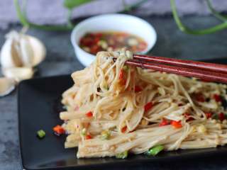 23、蒜香金针菇（烤箱版）,喜欢蒜香的味道，夏天吃蒜米可以解毒呢