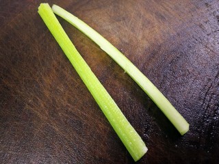 2、芥末西芹鱿鱼须,西芹洗净，纵向对半切开。