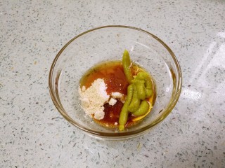 5、芥末西芹鱿鱼须,把芥末等调料全部倒入小碗。