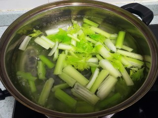 7、芥末西芹鱿鱼须,煮一锅开水，加适量盐，倒入西芹，氽烫约1分钟，捞起，滤去水份备用。