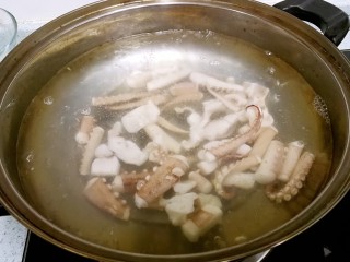 8、芥末西芹鱿鱼须,把鱿鱼须也倒入锅里，氽烫约3分钟，捞起备用。