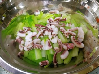 9、芥末西芹鱿鱼须,把西芹和鱿鱼须倒入大盆子。