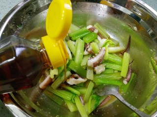 11、芥末西芹鱿鱼须,最后再加一点麻油，拌匀。