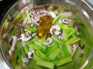 10、芥末西芹鱿鱼须,倒入之前调好的芥末酱，拌匀。