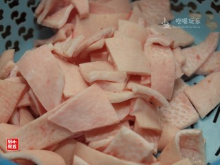 1、肉皮冻：秋季补水美颜的首选,挑选皮白有光，触摸不黏手的猪皮，用小刀将猪毛彻底刮净，切成小块。