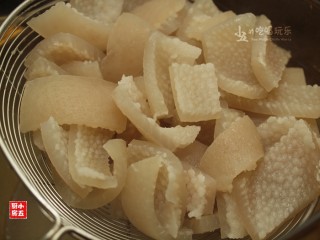4、肉皮冻：秋季补水美颜的首选,将猪皮捞出后用清水冲净猪皮表面的浮沫并沥干。